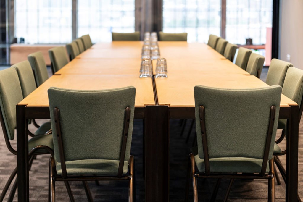 vergaderruimte tafel stoelen groen