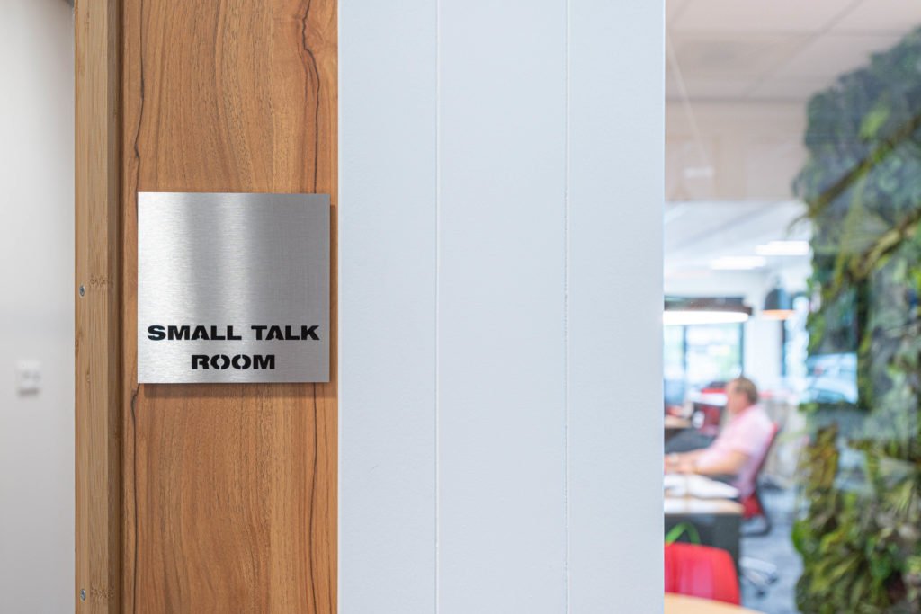 small talk room deurplaat